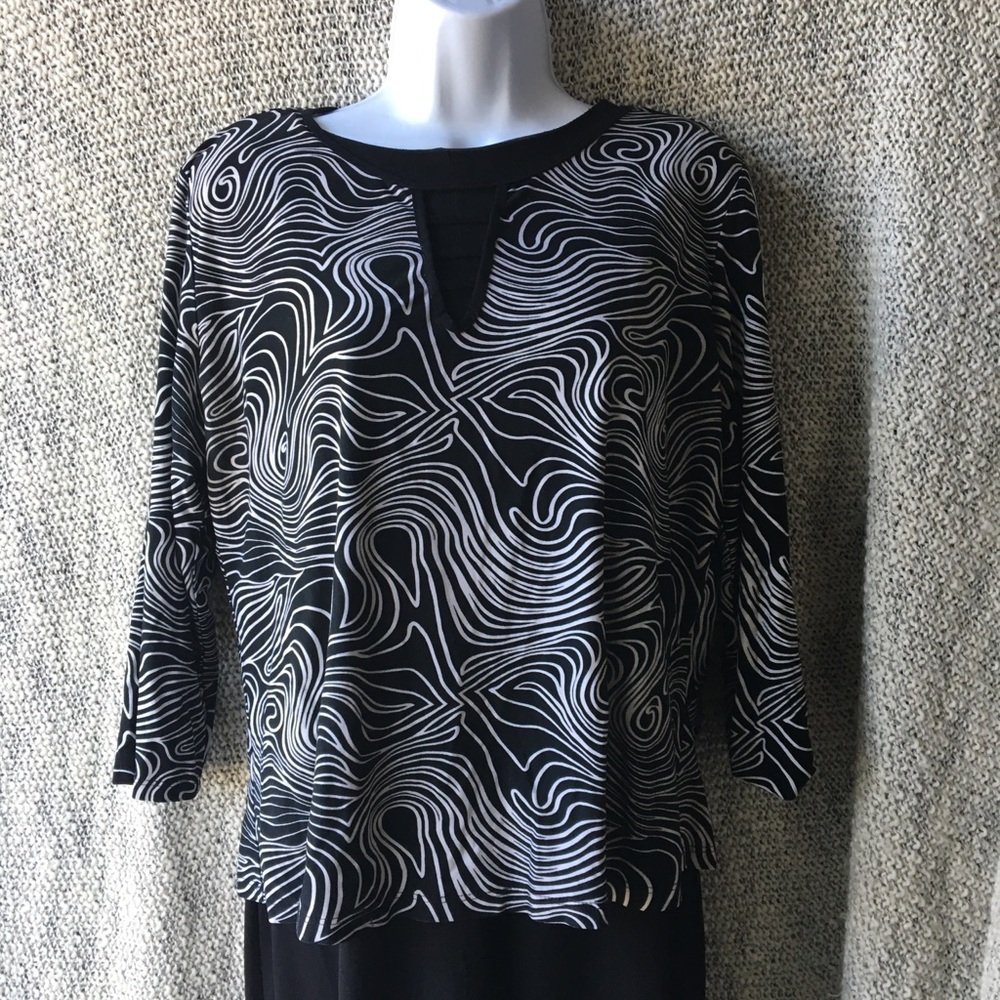 Sale! 🛍 Black and White Swirl Large Top **3 for $15**